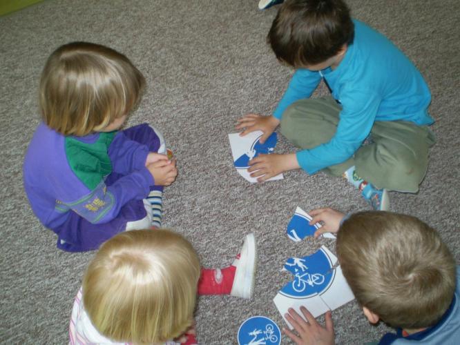 Děti při skládání puzzle