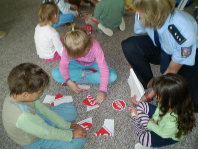 Děti při skládání puzzle