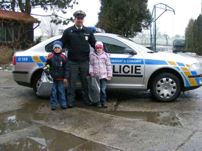 Děti s dopravním policistou.jpg