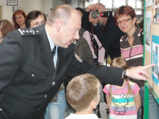 Děti se vedoucímu mosteckých policistů pochlubily svými obrázky