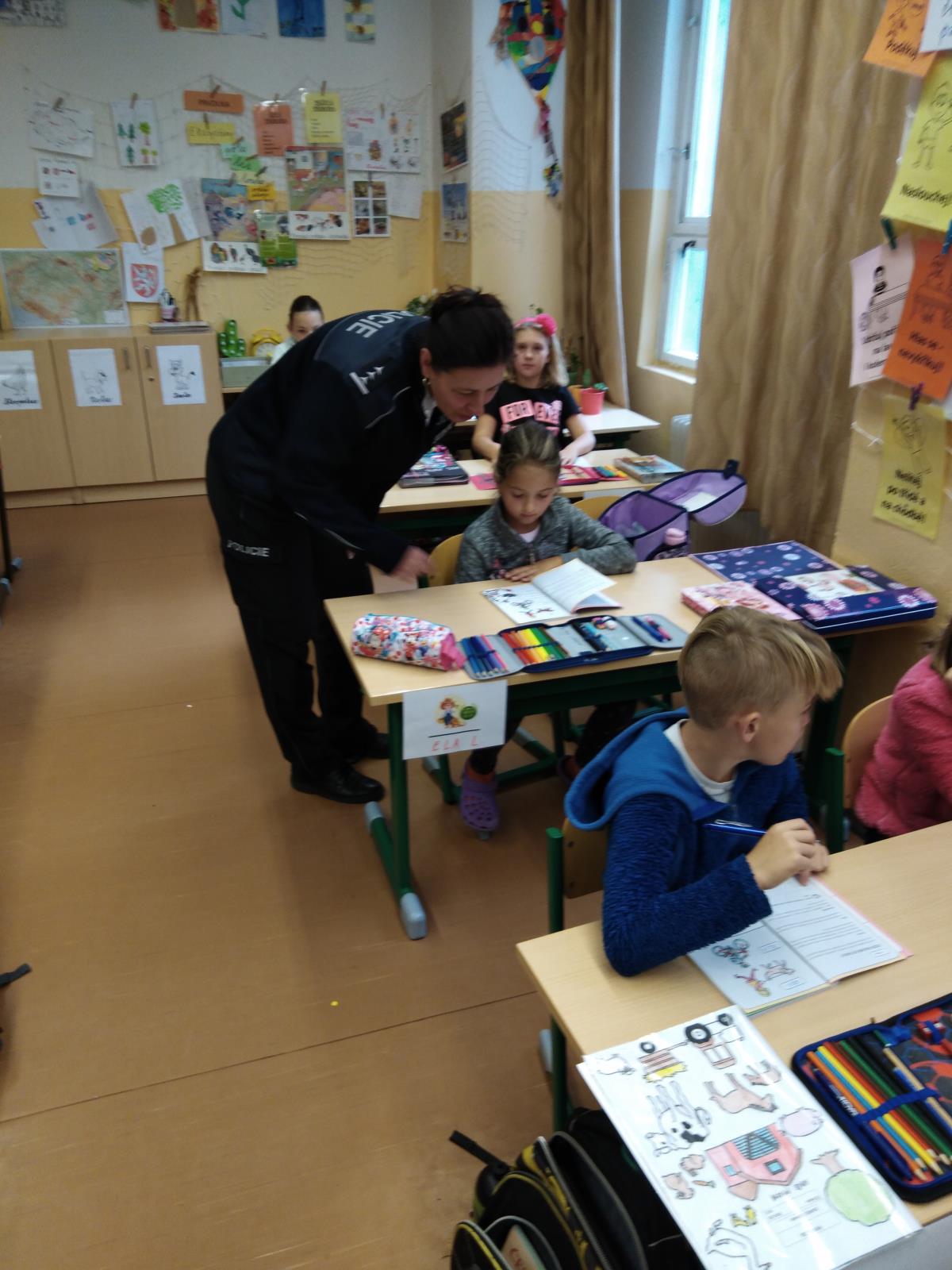 Děti třetí třídy pracují se sešitem