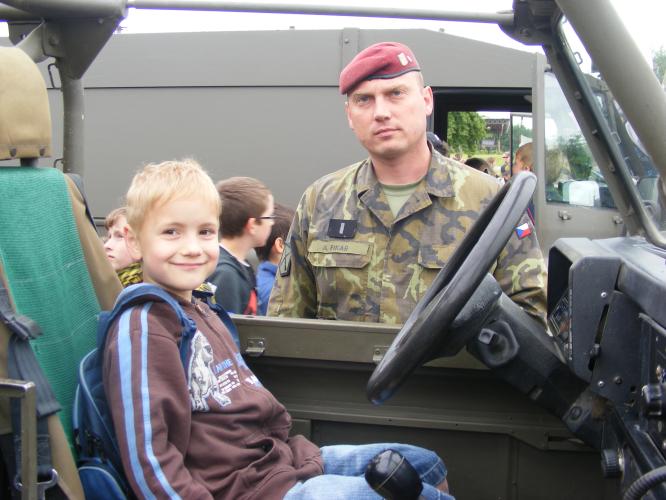 Dětský den  s vojáky a IZS.jpg