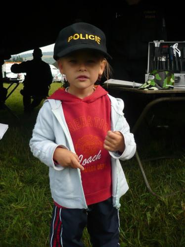 Dívka s policejní kšiltovkou