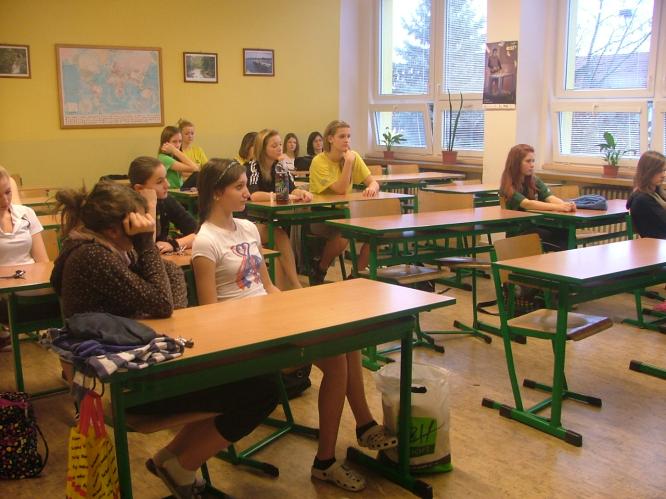 Dívky při besedě.JPG