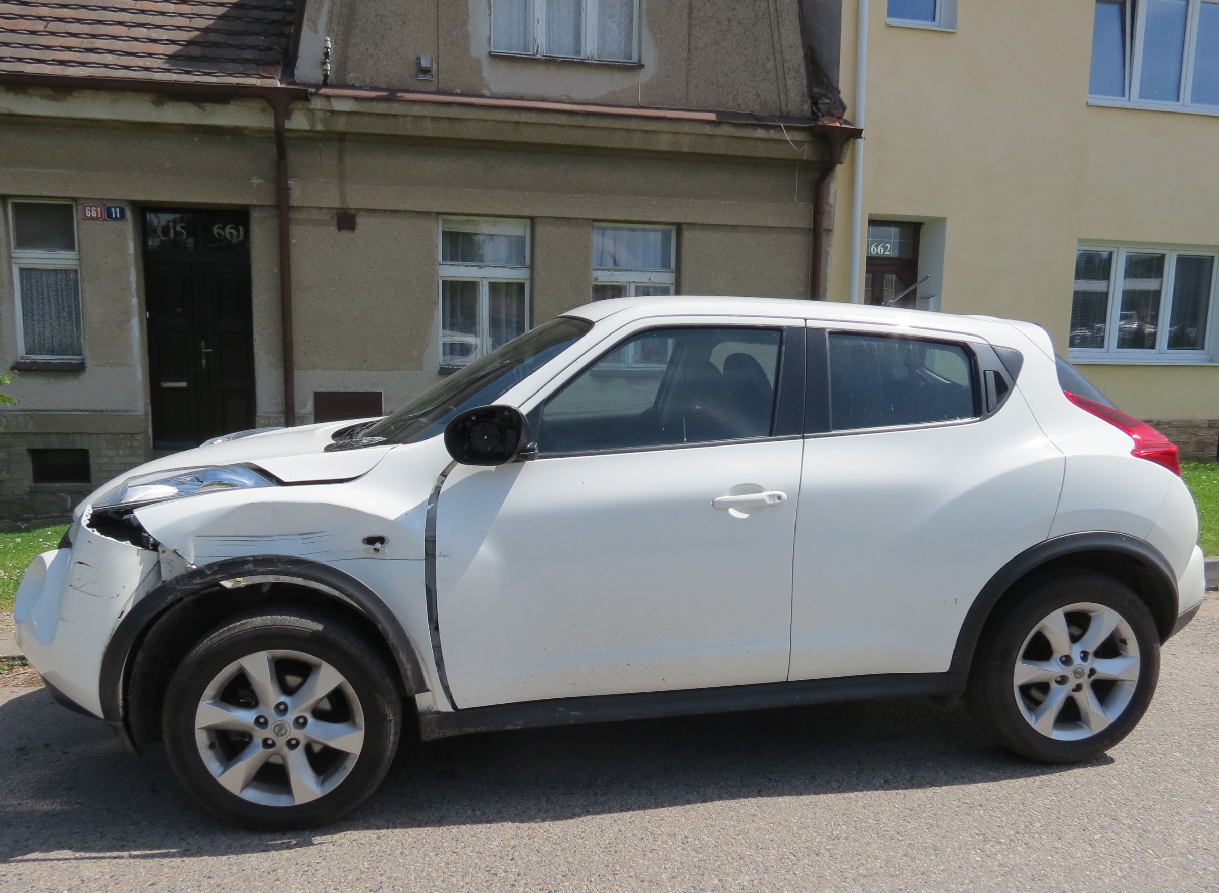Dopravní nehoda Benešov - poškozené vozidlo Nissan Juke
