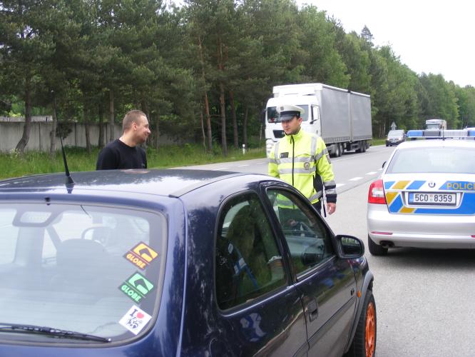 Dopravní policisté a kontrola autolékárniček .JPG