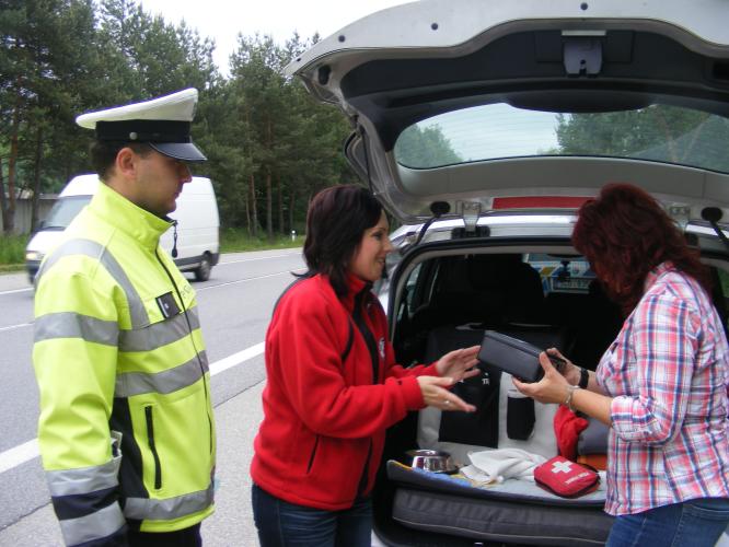 Dopravní policisté a kontrola autolékárniček .JPG