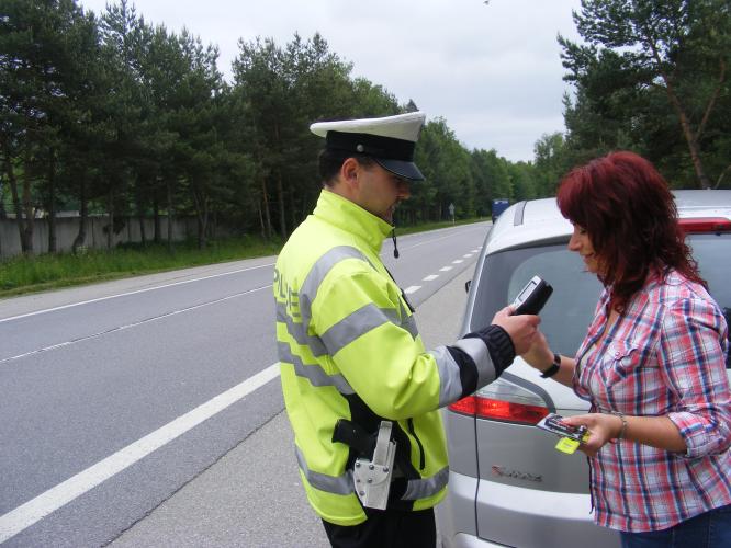 Dopravní policisté a kontrola autolékárniček .JPG