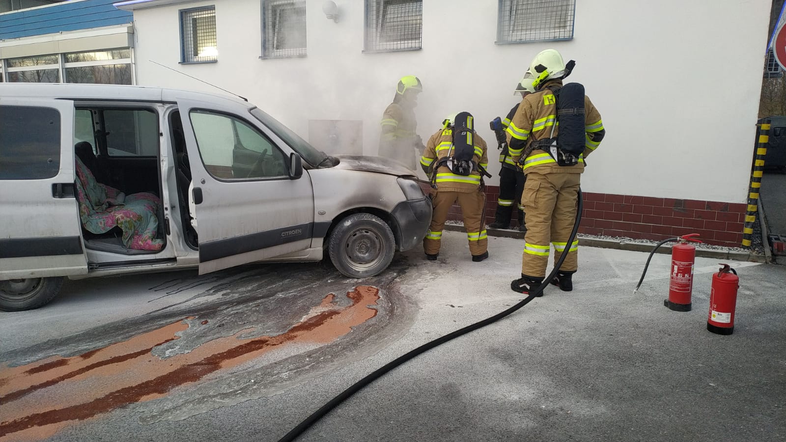 Dopravní policisté uhasili hořící vozidlo