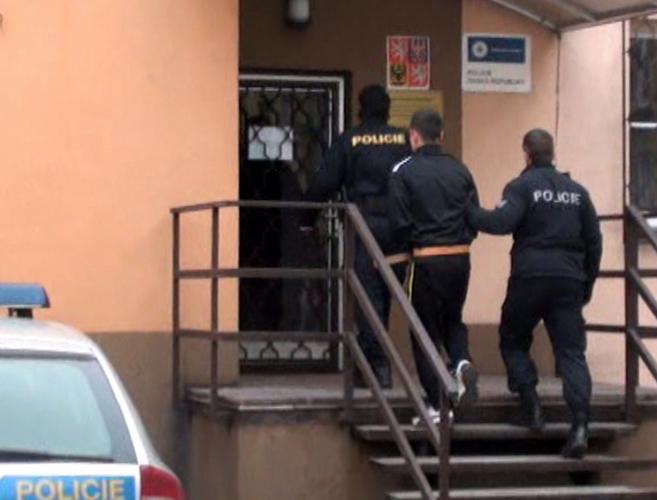 Foto: PČR/eskorta podezřelého z loupeže