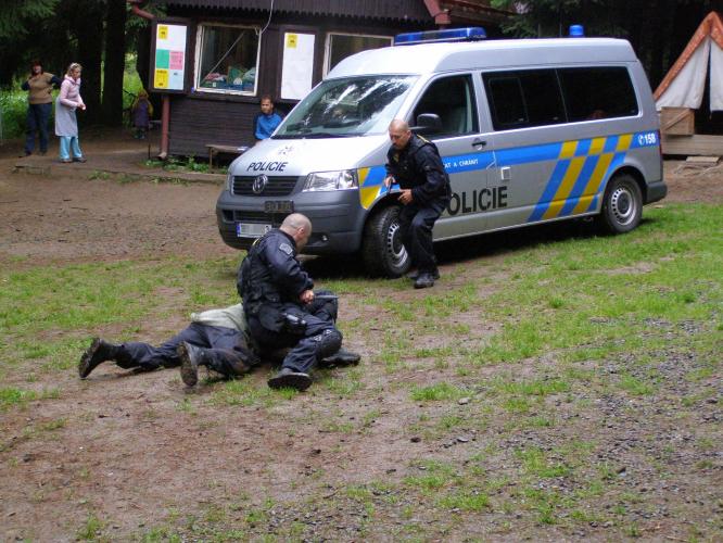 F) akce policistů byla blesková
