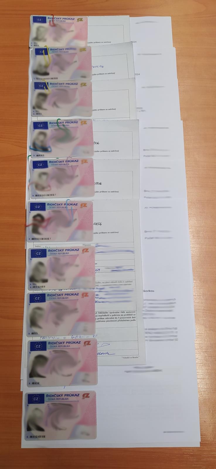 Foto č. 1 - řidičské průkazy.jpg