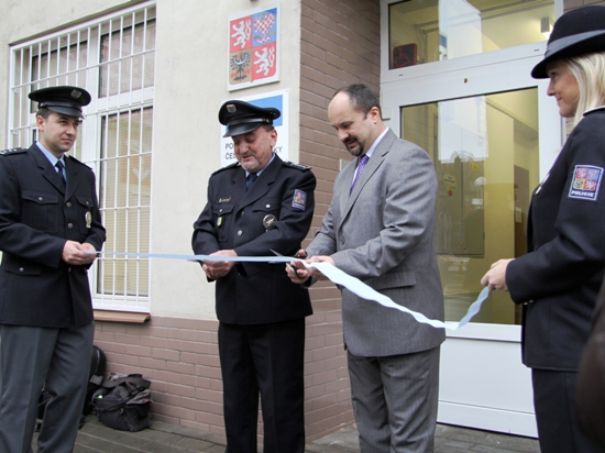 plk. Koutný a Mgr. Doležel otevírají staronové obvodní oddělení