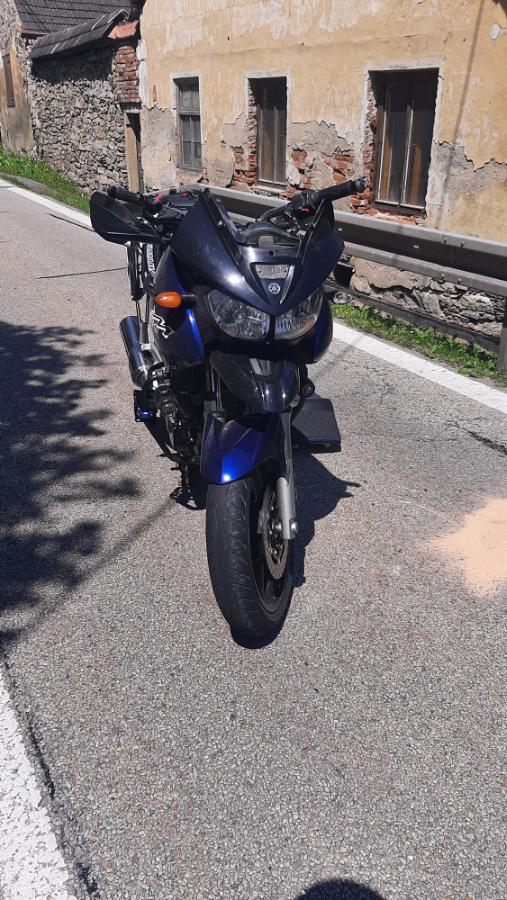 Havarovaná moto Yamaha 1.jpg