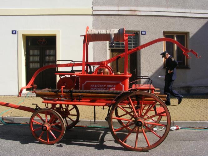 Historická hasičská technika.jpg