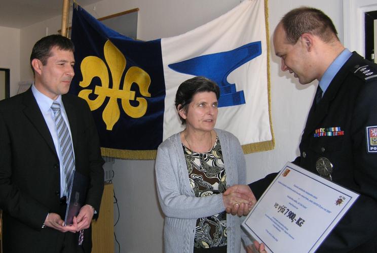 Hokej-předání šeku.JPG