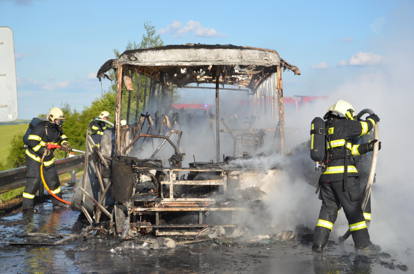 Hořící autobus na dálnici D7