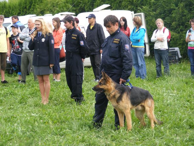 Hurá prázdniny Třeboň - ukázka výcviku psů PČR.jpg
