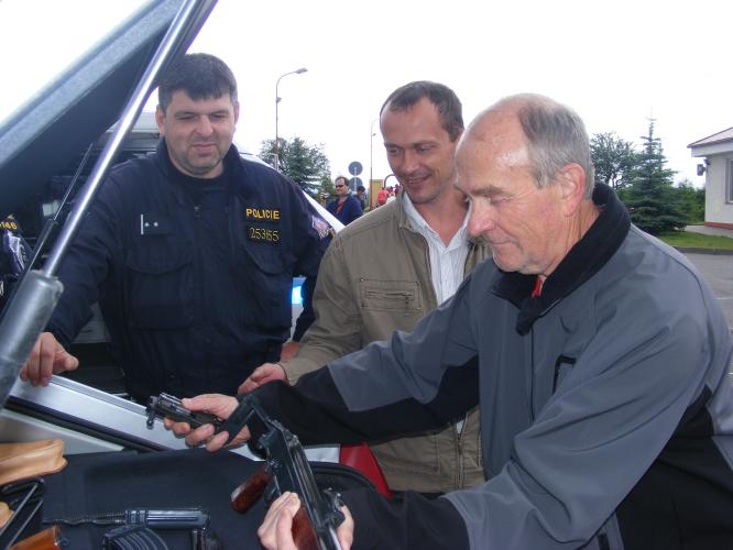 IZS Dačice - pan starosta Hájek provádí rozborku  zbraně.jpg