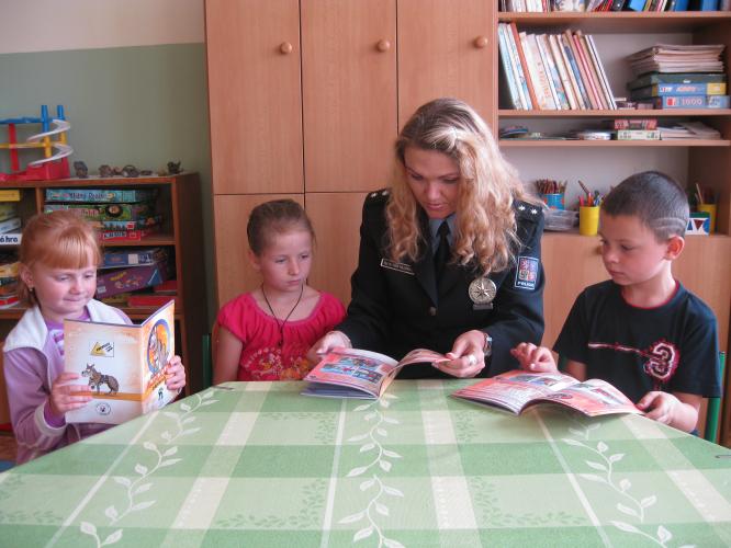 Jindřichohradečtí druháčci  při besedě s tiskovou mluvčí PČR.JPG