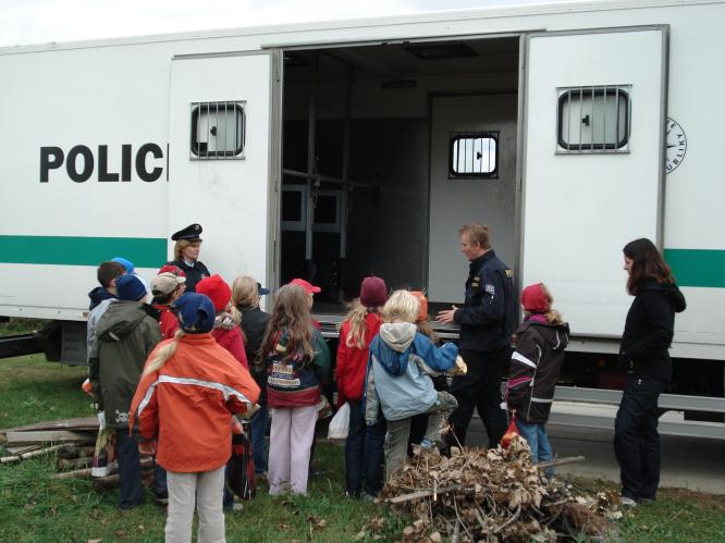 Jízdní policie-auto pro koně