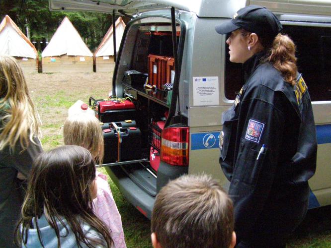K) policisté odpovídali na spoustu dotazů