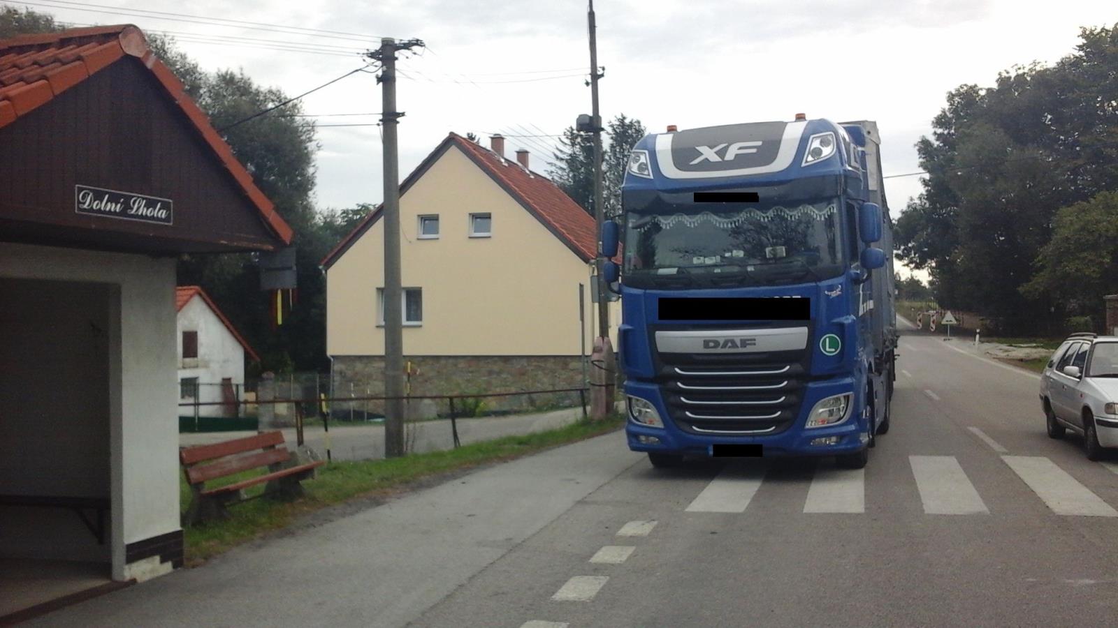 Kamion v  " zákazu" v obci Dolní Lhota