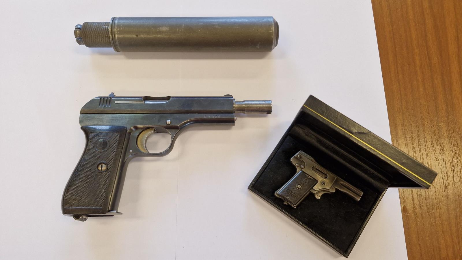 Kolibri a pistole vz. 27 s tlumičem (1).jpg