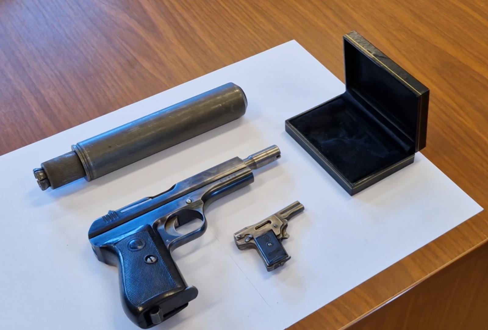Kolibri a pistole vz. 27 s tlumičem 1a.jpg