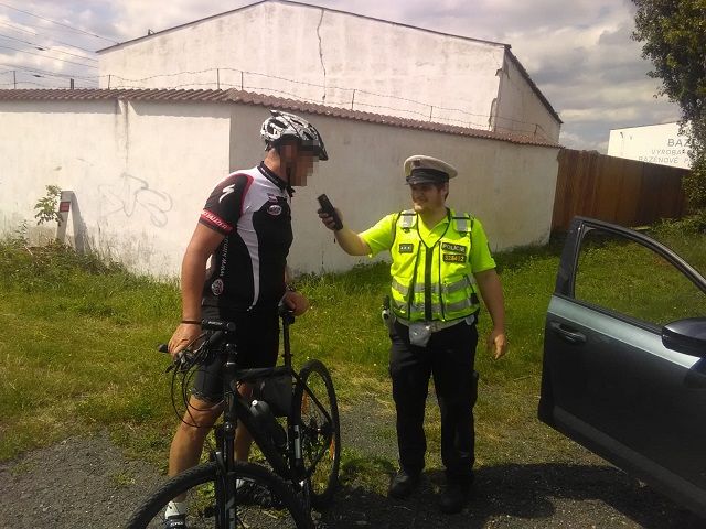 Kontrola cyklistů na Lounsku