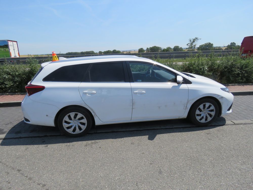 Kýchnutí poslalo auto do svodidel
