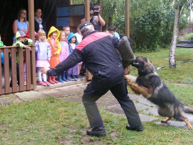 Kynologové navštívili mateřské školy.JPG