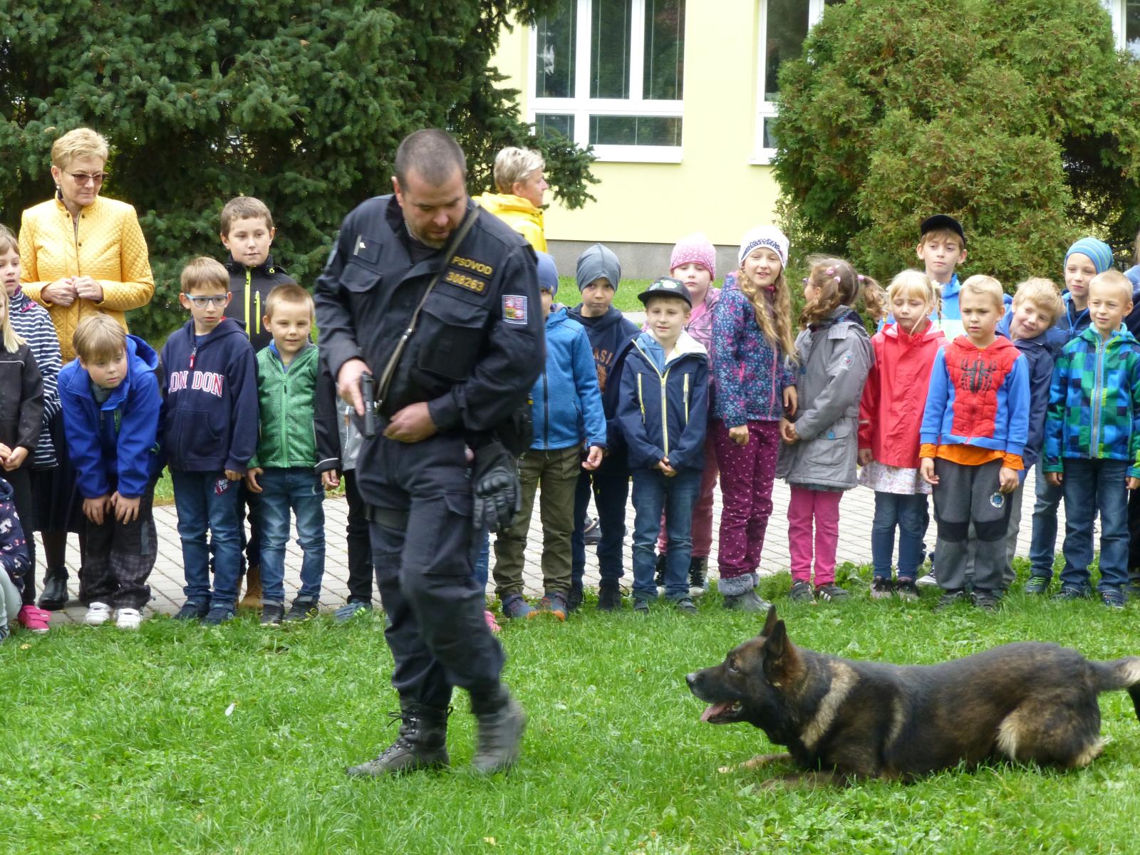 Kynologové navštívili žáčky školní družiny