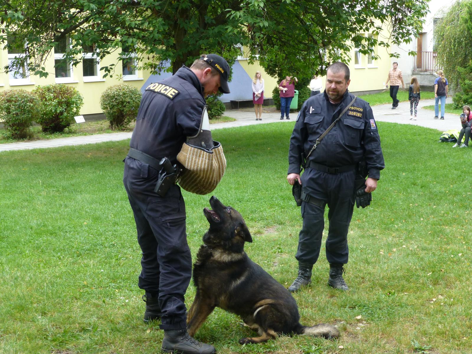 Kynologové navštívili žáčky školní družiny