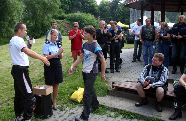 Losování cen za bezchybné mototesty.jpg