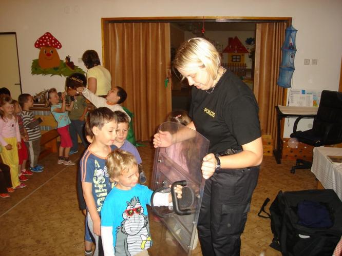děti si obtěžkaly policejní štít