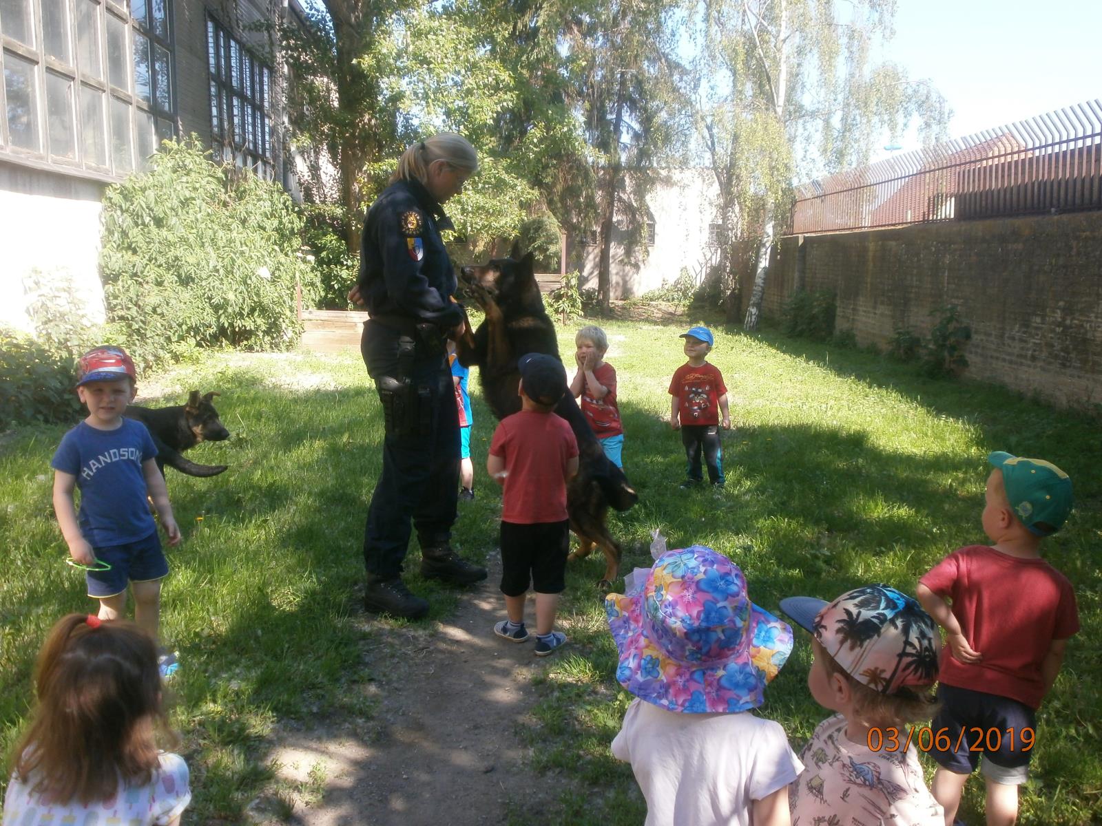 Malí návštěvníci na policii
