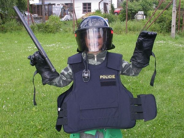 Malý policista připraven k zásahu