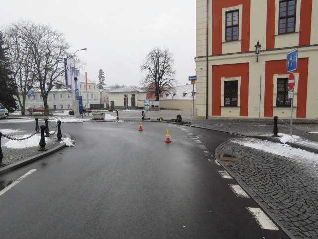 Místo DN2)