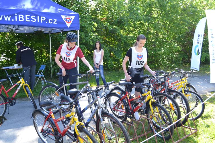 Mladí cyklisté soutěžili v okresním kole.JPG