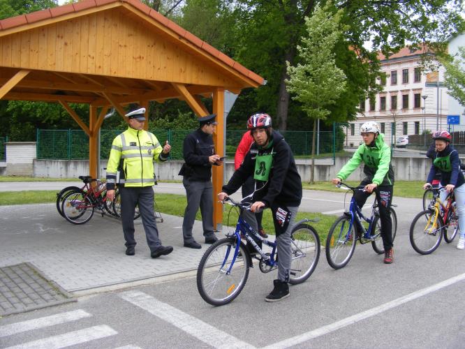 Mladí cyklisté z Třeboně soutěžili v oblastním kole.JPG