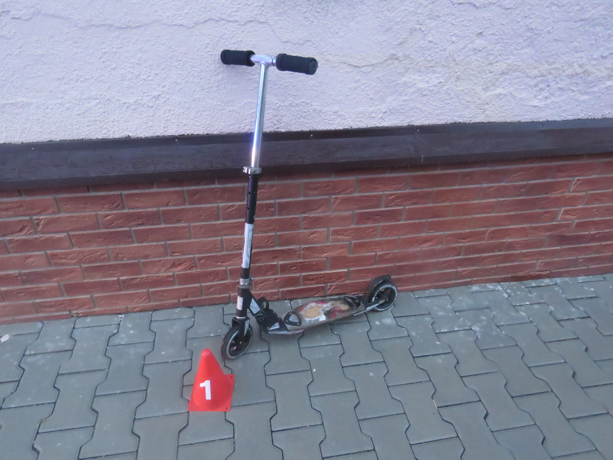 Mladík na koloběžce způsobil dopravní nehodu