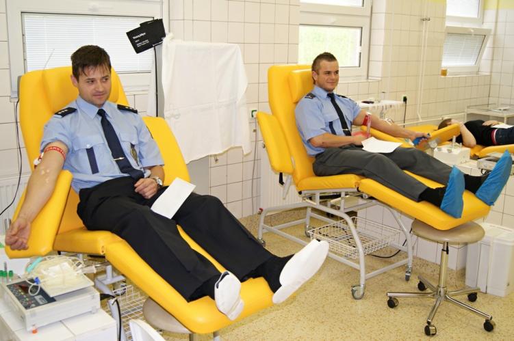 Foto: PČR/Moravskoslezští policisté darují 2012 krev  v Třineci