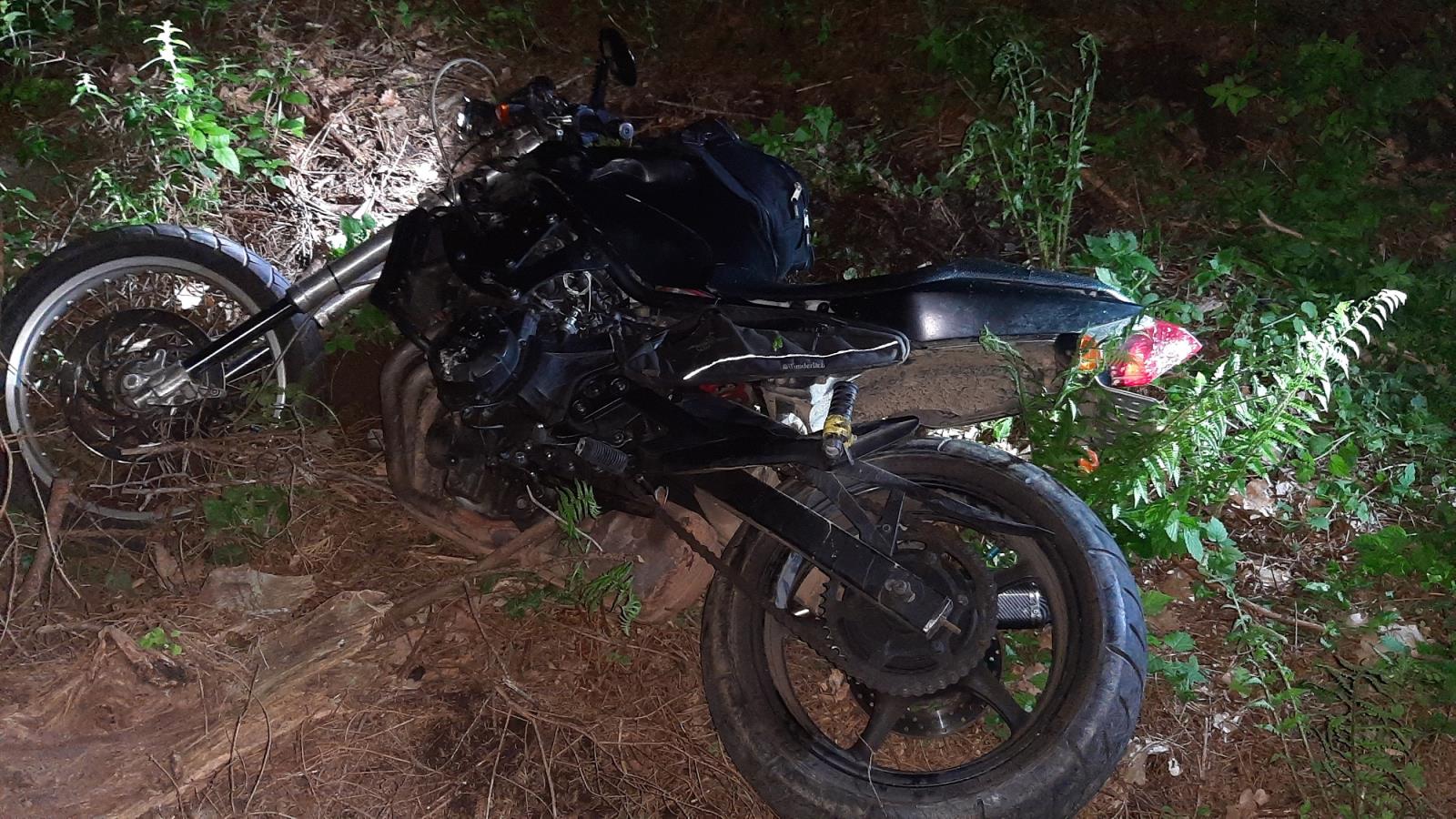 Motorkář ujížděl policii závratnou rychlostí