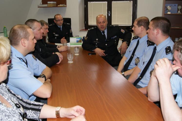 Foto: Policejní prezident hovoří s policisty na OOP Příbor