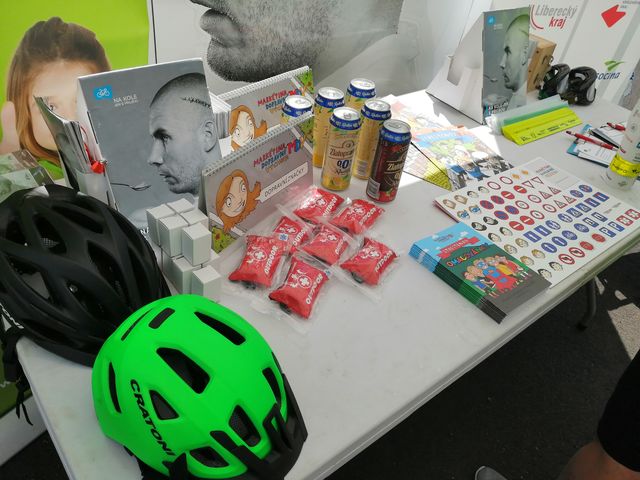 Na kole je s přilbou na Teplicku