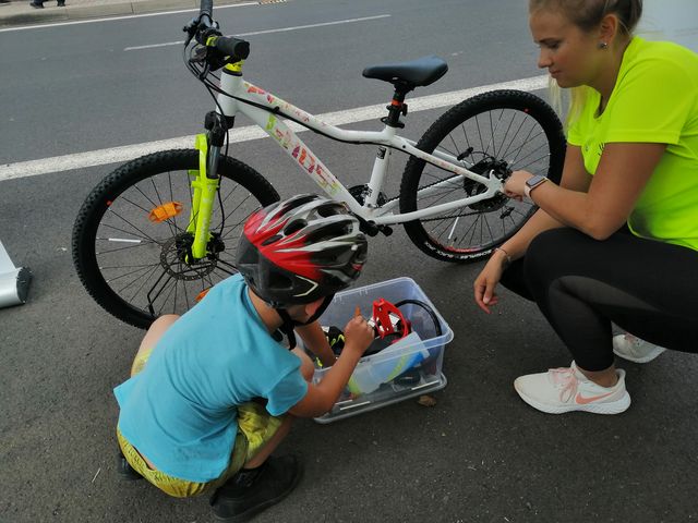 Na kole je s přilbou na Teplicku
