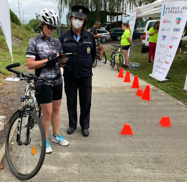 Na kole jen s přilbou