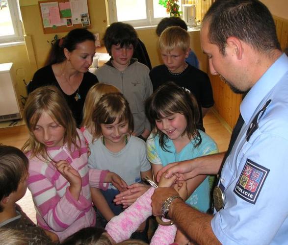 Největší úspěch měly policijní pouta