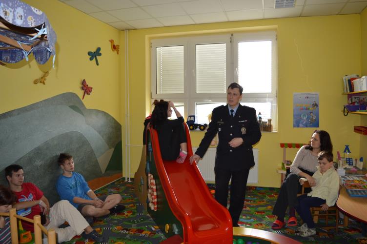 Foto: PČR/nemocnice FM-čtení policejních pohádek